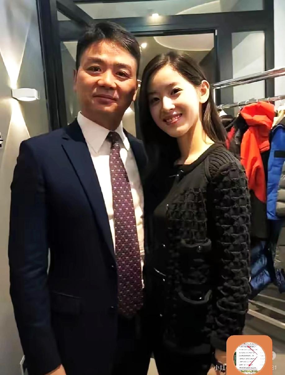 真没想到
刘强东章泽天街头牵手
结婚十年仍如热恋
近日被网友偶遇街头同框，章泽天