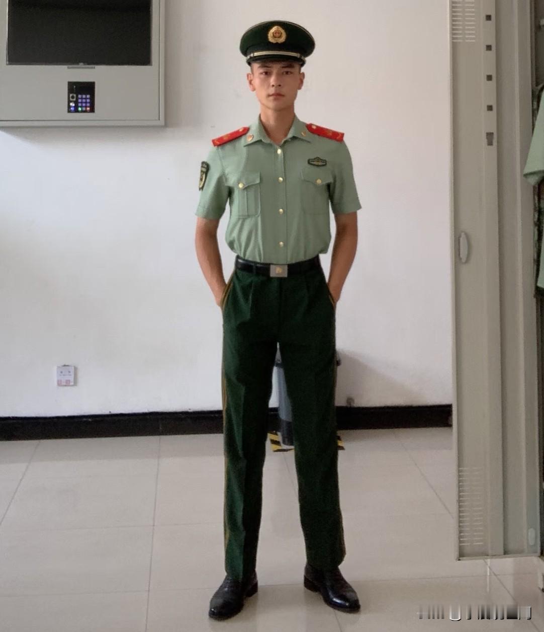 同村的发小前两天从部队退伍回来了，
他准备大干一番事业，
他从小就喜欢做菜，所以