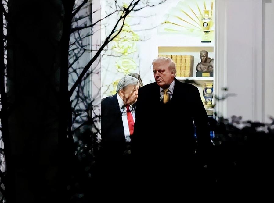 特朗普这波操作算是玩到了明面上，短短一个多月狂砸至少8200万美元买债券，最高可