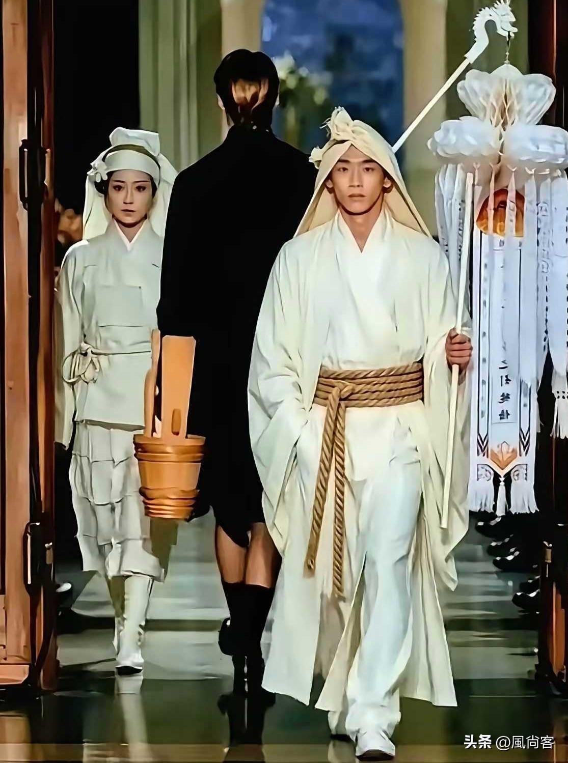 巴黎世家最新款，何方神圣才会买？这也太炸裂了，设计师哪来的灵感呢？