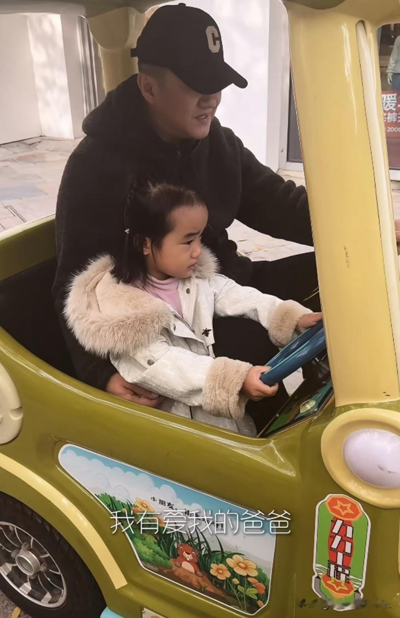 李亚鹏海哈金喜离婚后首次合体为女儿庆生，转眼间夏夏就四岁了，她长得有女汉子的英气