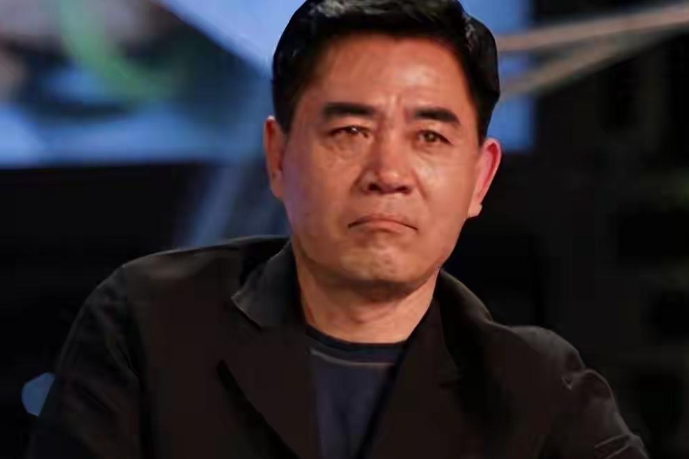一张满头白发、身形憔悴的近照，让70岁的陈宝国再次走进大众视野。

荧幕上，他是