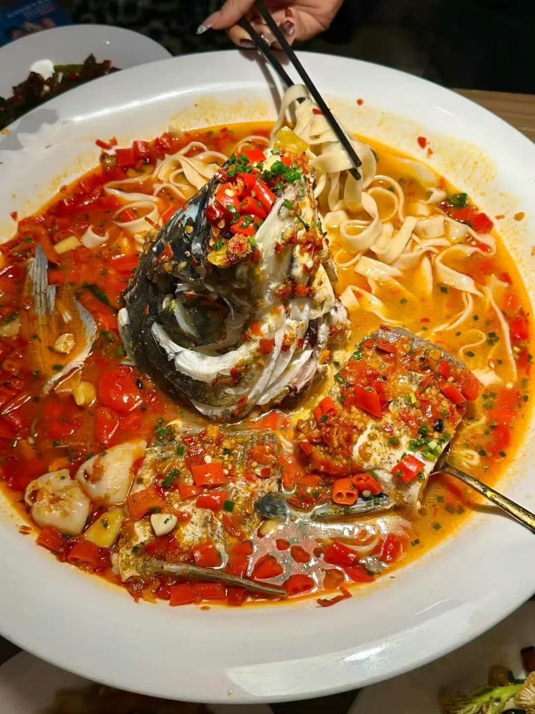 长沙的烟火气，一半都藏在一盘剁椒鱼头里🌶️

红彤彤的剁椒满满铺在肥嫩的大鱼头
