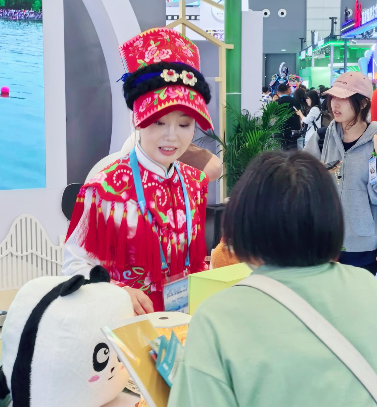 她把春天绣在帽子上，一线是檐角的风，连说话垂落的流苏，都在讲一个关于传承的，甜甜