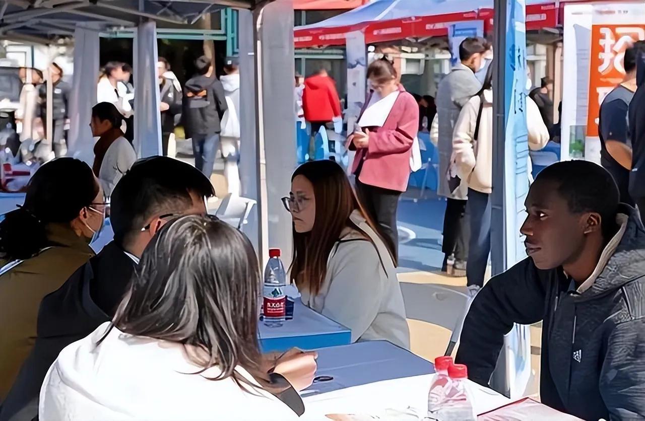 武汉大学还是牛啊！从今年下半年开始武汉大学开始清退一些外国留学生，包括92名来自