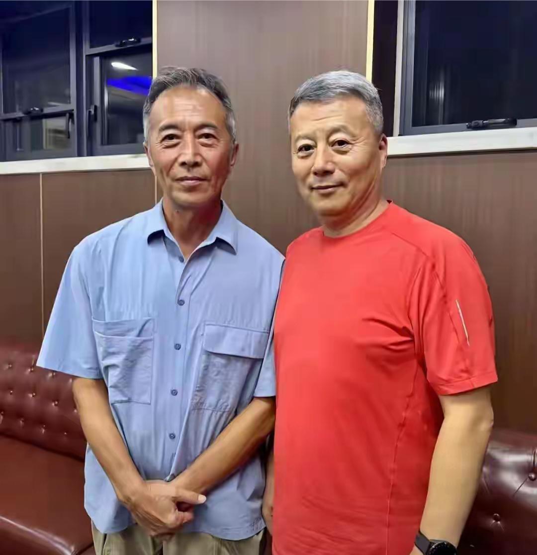 大家还认得出这两位是谁吗？看着面熟，就下子想不起来了。