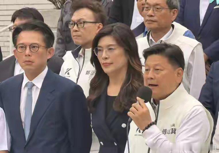 台“军购条例”大幅缩水，美国果然坐不住了：台湾向大陆“屈服”台立法机构5月8日表