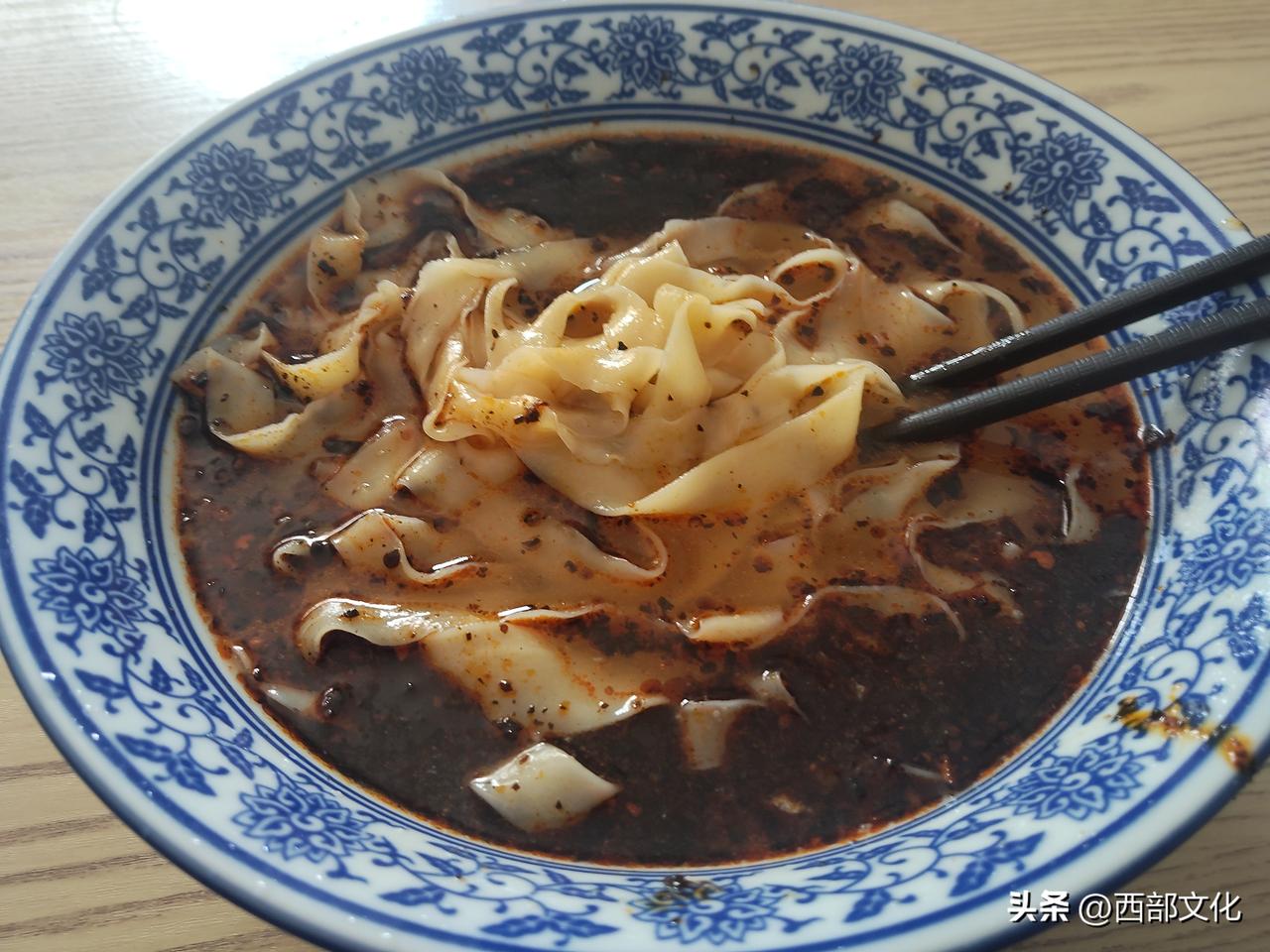 “唐扯”，原先是陇西早餐担担面的标杆。起先在老北关正街，后来搬到西街。去年，在中