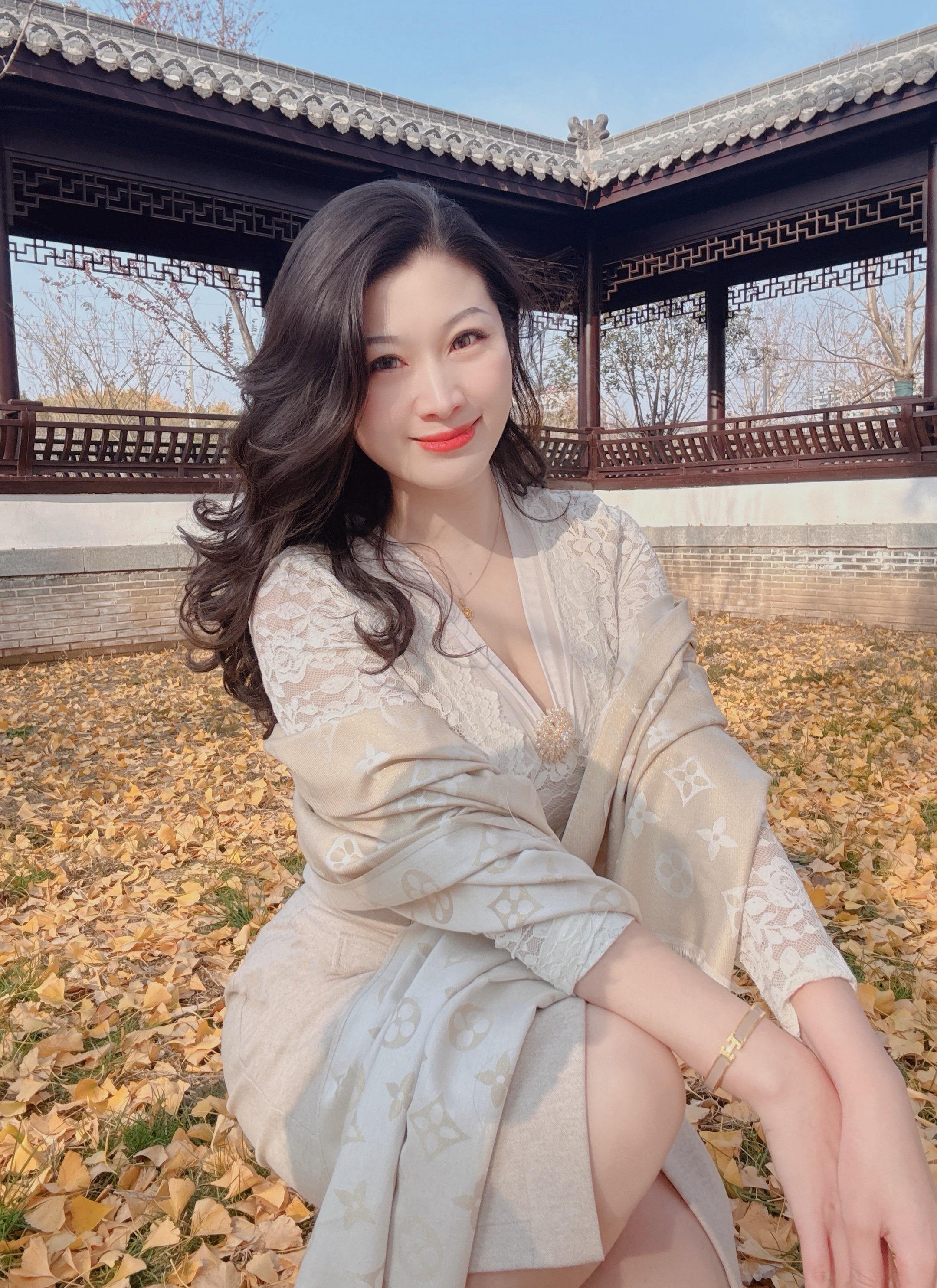 “总以为一生很慢，可转眼又是一年冬天，你说什么是来日方长。”