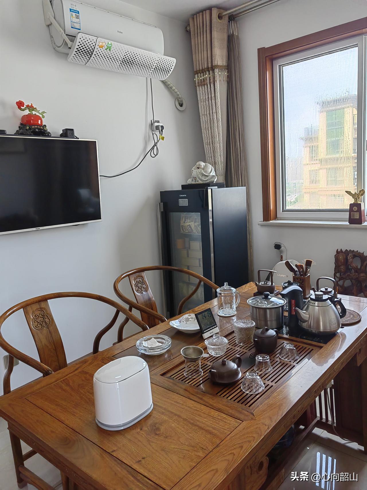 泡茶为什么要用紫砂壶?
【下图为我家的茶室和茶具】
我和夫人长年饮茶，最喜欢用的