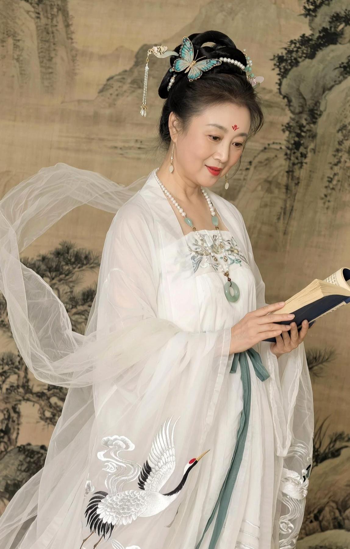 人老了首先自己手中要有钱，另外自己要坚强，但能动也要自理，不要依赖任何人，包括疼