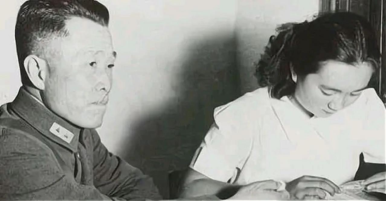 1924年，陕西榆林中学，22岁的女学生曹秀清举着右手向党旗庄严宣誓，加入了中国
