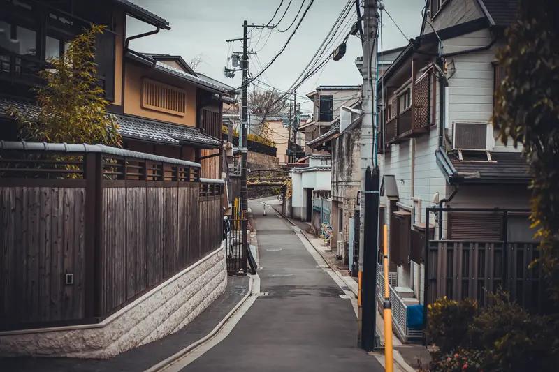 一个日本前NHK主播说了一句最扎心的话："没上过战场杀人，不代表对历史没责任。"