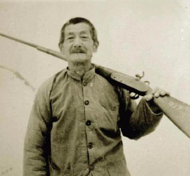 抗战时期，一个60岁老农回家时，竟看到日本军官正蹲在自家堂屋供祖先的神桌上拉屎，