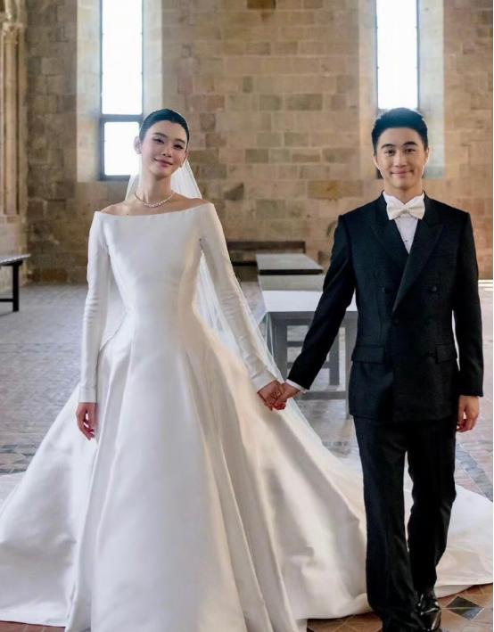 6月1日，奚梦瑶何猷君的婚礼一直霸榜热搜，婚礼简直让人大开眼界，婚礼上的一切用度