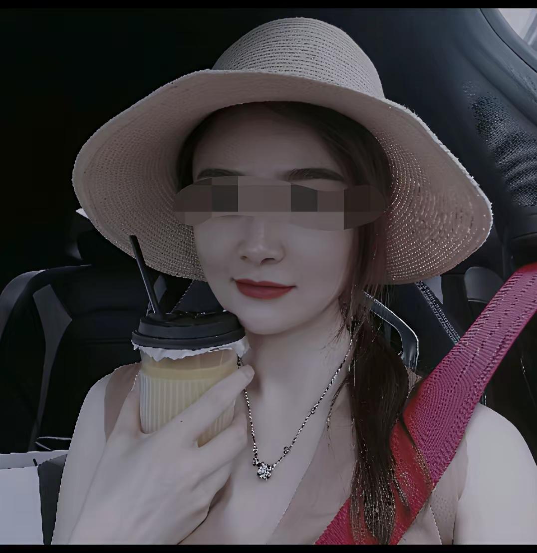 曹阳阳出生于1994，有短暂婚史，因无法生育被夫家抛弃。曹阳阳和唐先生是远房亲戚