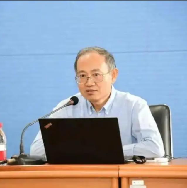 这脸打得多少人坐不住？
 
复旦某知名学者在一篇论文中直指，“所有社会科学尤其是