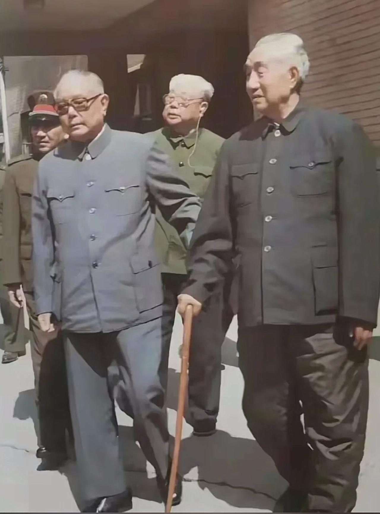 下图是1988年6月2日，徐向前和李先念接见红四方面军战史修改领导小组成员时的合
