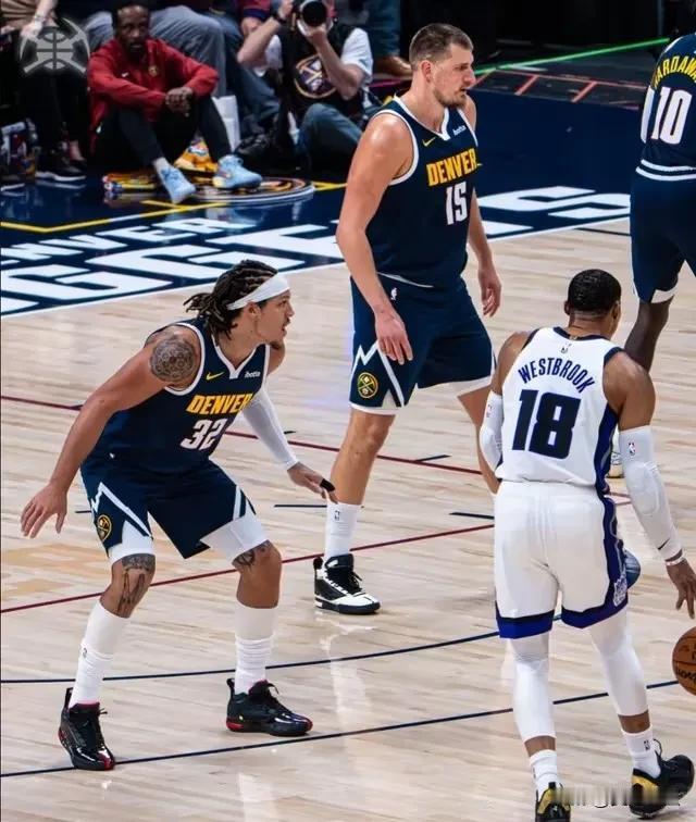 国王的阵容是比较“畸形”的……首发五个人，四个非空间点，即小萨内线，德罗赞中投，