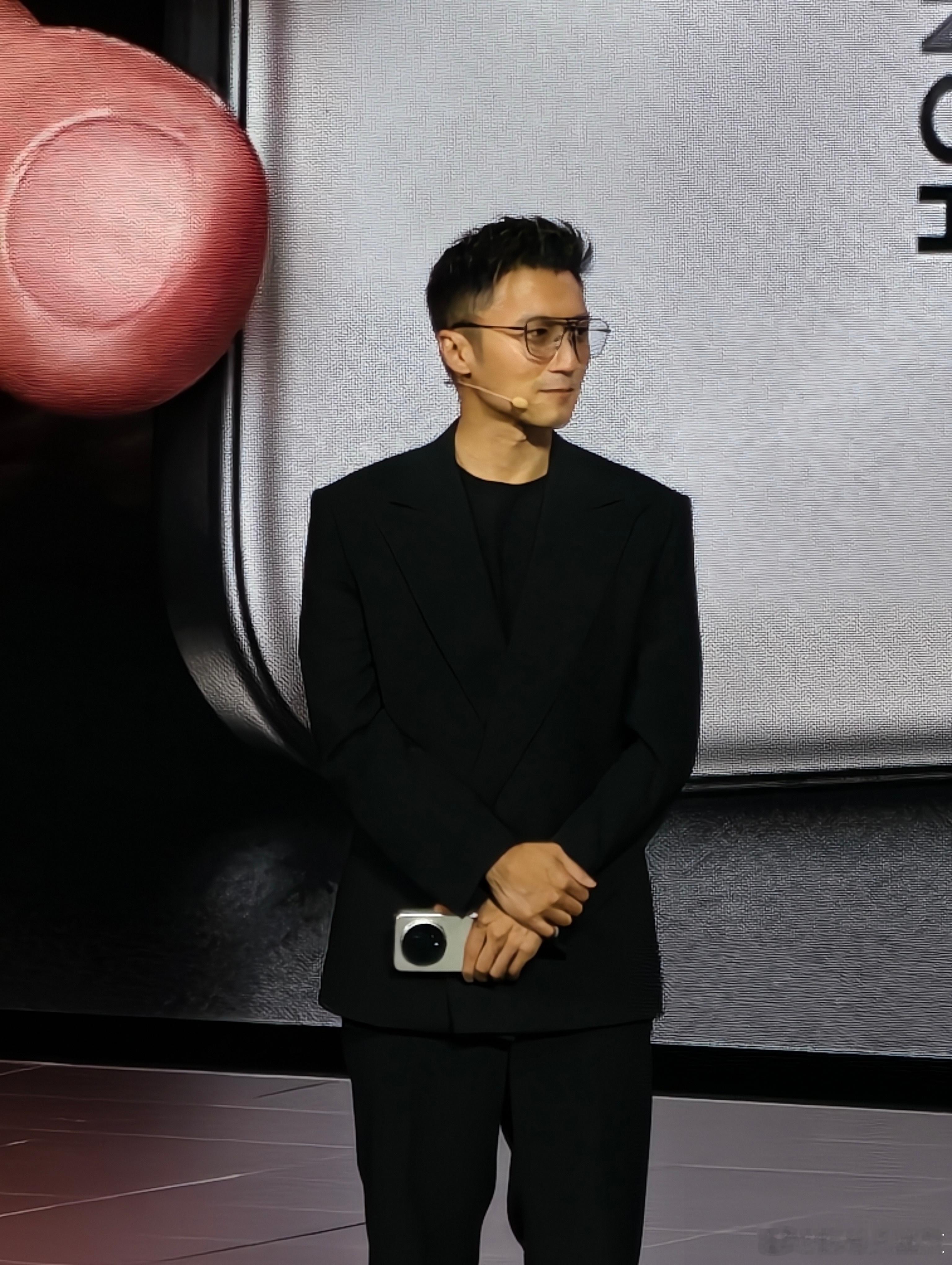 谢霆锋你怎么舍得前两天刚见到谢霆锋，真帅，我小时候他长这样，我都一把年纪了他还长