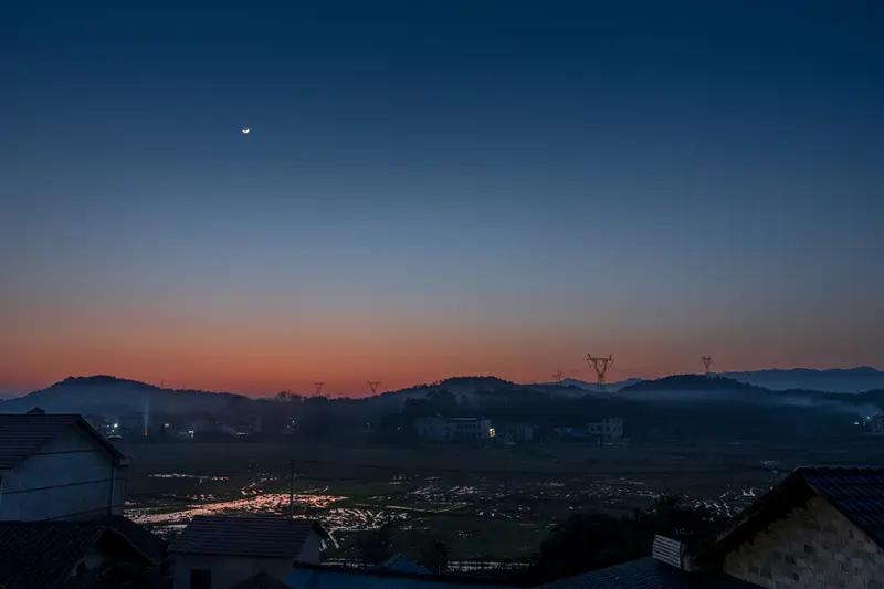 上联，故乡山水秀，求下联家乡日月明