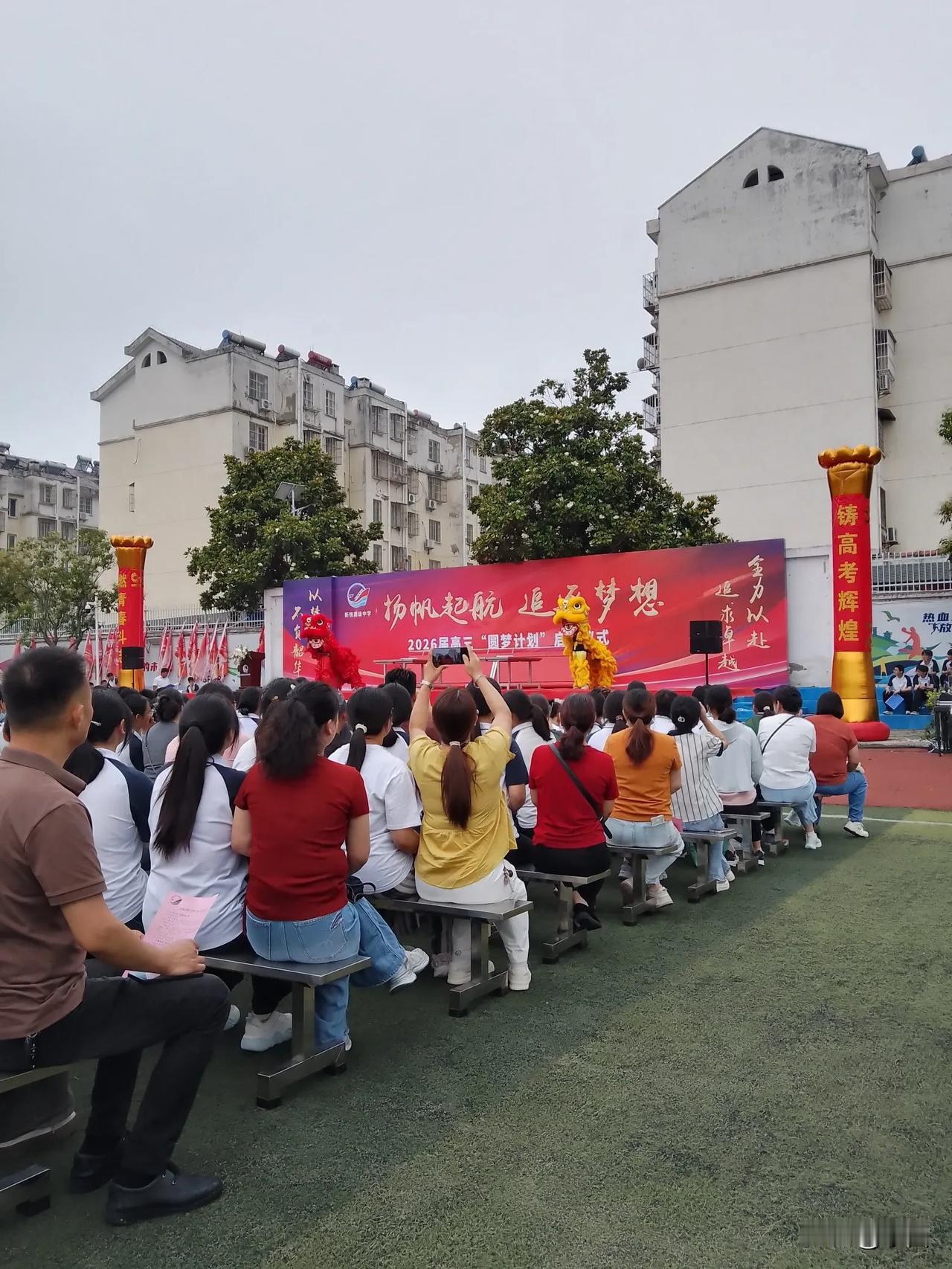 李子怡带着满腔热情来给高二的儿子开家长会，却带着伤害而归，露天的操场上学生和家长