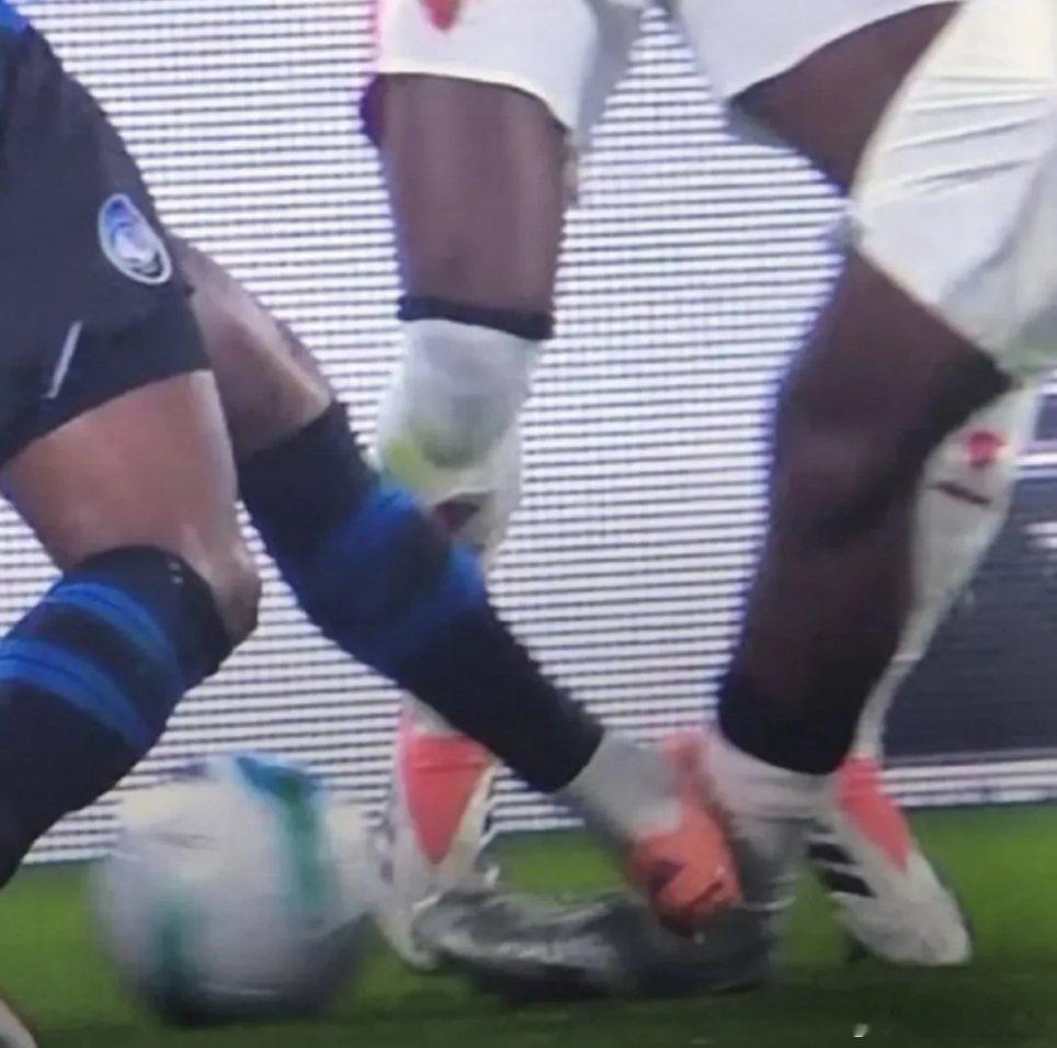 本轮AC米兰客场被亚特兰大逼平，一些意大利的AC米兰球迷在社交媒体发文抗议卢克曼