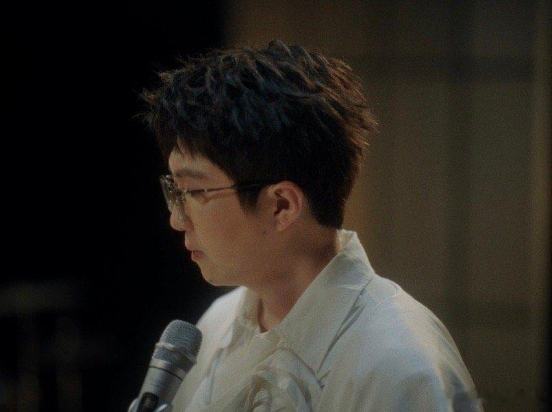 #差点以为是毛不易等身手办# 咱就是说怎么能够错过毛笔的新歌mv呢，让人有一种看