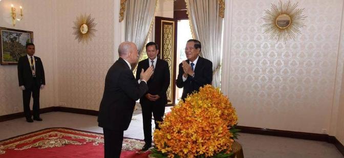 洪森这趟北京之行，走得那是相当狼狈。
 
6月25日，卸任首相仍坐镇核心政坛的洪