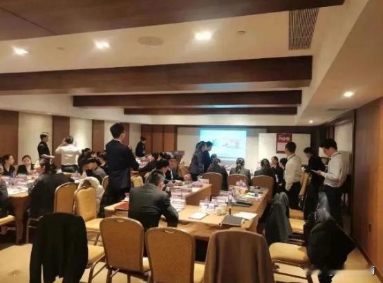 江苏南京，一酒店承办了一场48人会议，谁知服务员在清洁会场时，倒掉43瓶饮用过的