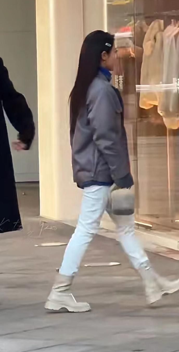 谁能把骄阳似我的丑衣服都扔了…全靠脸撑着啊？？？无法想象这居然是偶像剧题材⋯ 