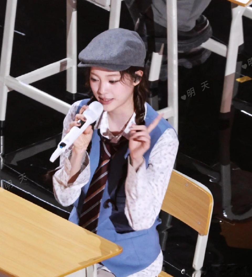最适合欧阳娜娜的歌出现了报童帽+麻花辫的学院风造型，配上她清甜的声线，直接把青春
