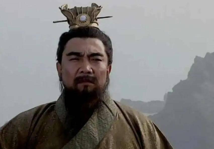 诸葛亮近乎完美，像神一样让人仰望，但曹操才是个有血有肉的真人。
他出身宦官之后，