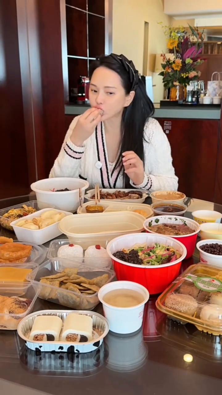 刚结束完春晚的工作，大家可以看一下桌面上全部都是老北京点心、主食。我这个台湾长大