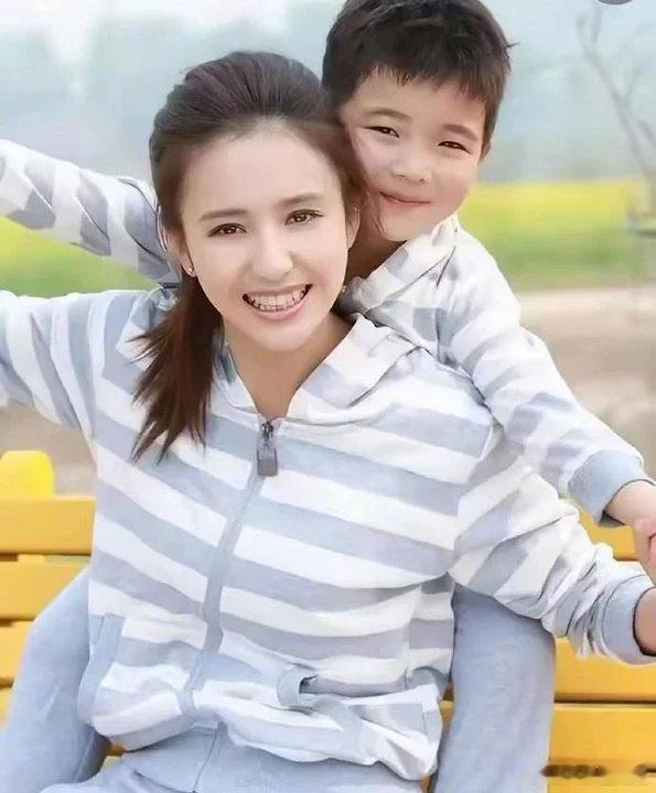 景德镇偶遇佟丽娅朵朵景德镇偶遇佟丽娅朵朵🈶，佟丽娅也太美了！网友景德镇偶遇佟丽