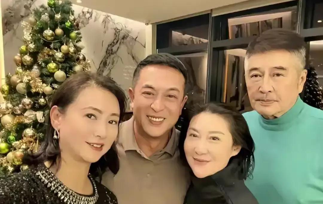 林威翁虹张嘉译在深圳一家火锅店围桌涮肉被偶遇，照片里三人头发都花白，筷子却抢得飞