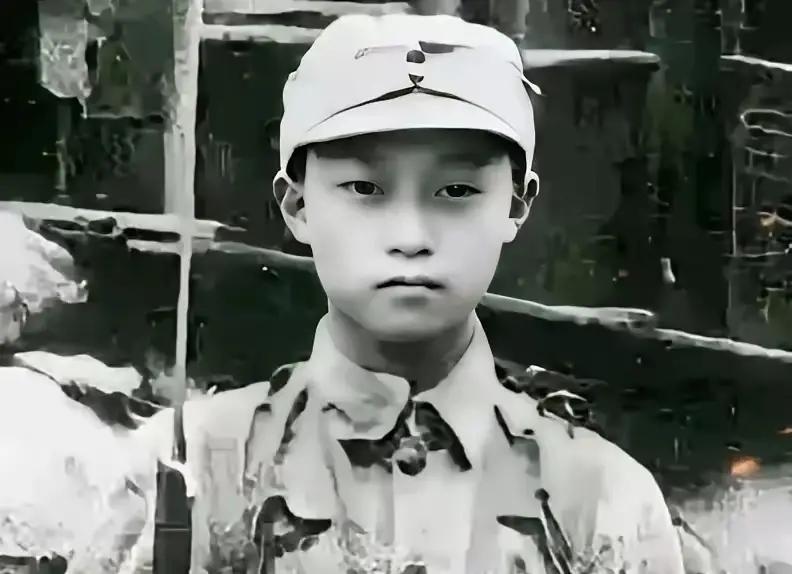 1938年，台儿庄战役中，16岁的广西“狼兵”韦容松正在巡逻，途中他碰到了由6名