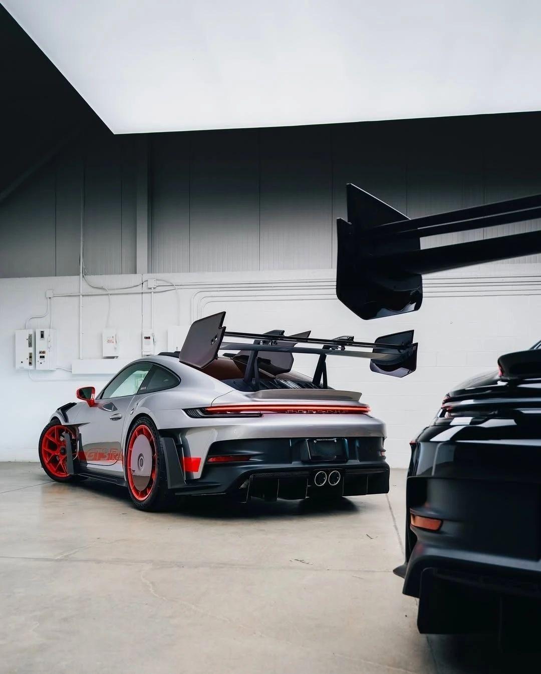 豪车超跑[超话] 保时捷911 GT3 RS MR，哪辆更帅？ ​​​