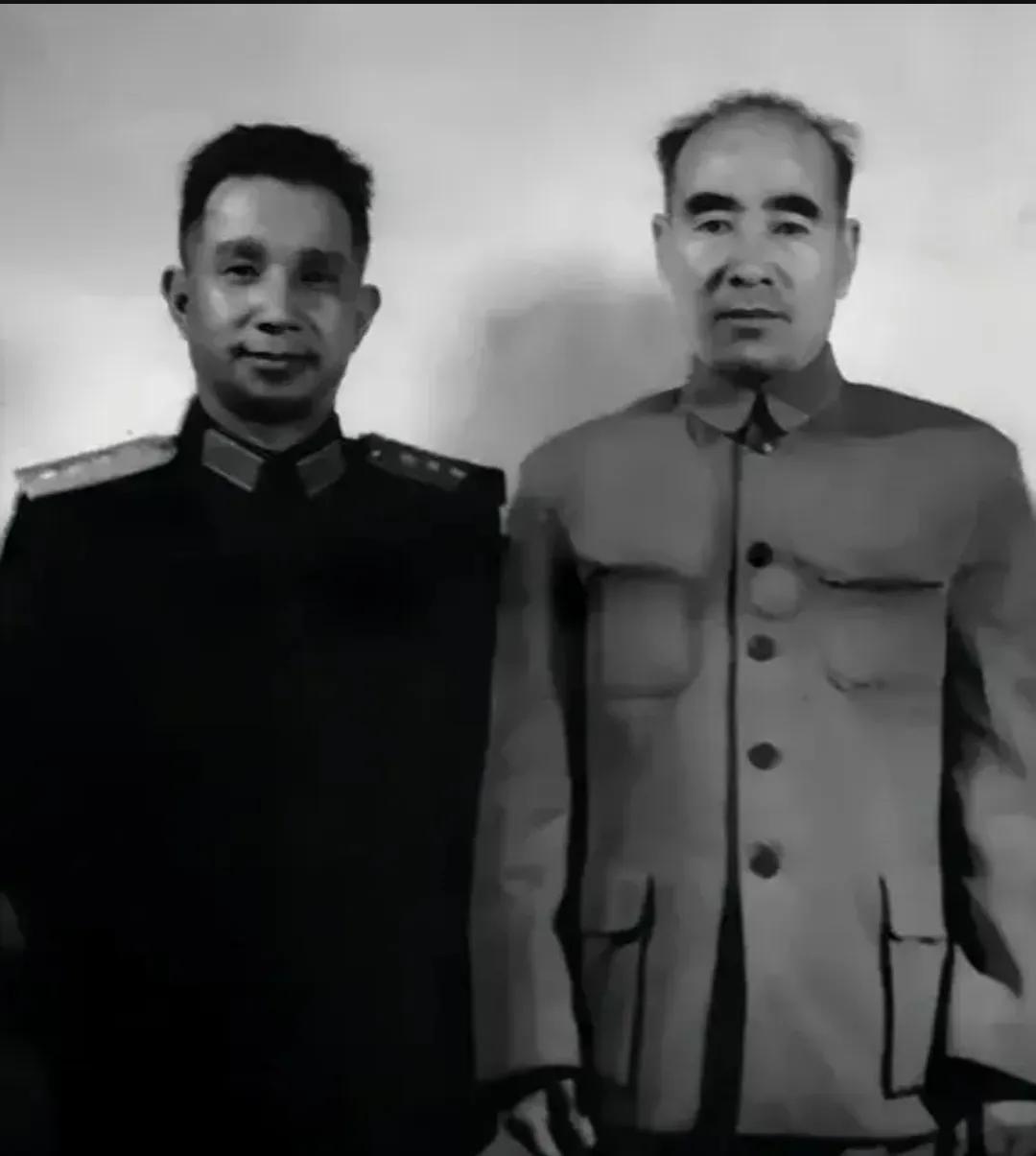 50年代，林帅和粟大将，一张罕见的留影，照片中的他们并排而立，面带微笑，神态庄重
