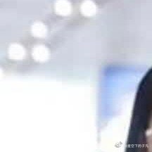 台媒曝：今日一早拍到大S现身机场。她长发披肩，依然优雅高贵，美得让人移不开眼，不