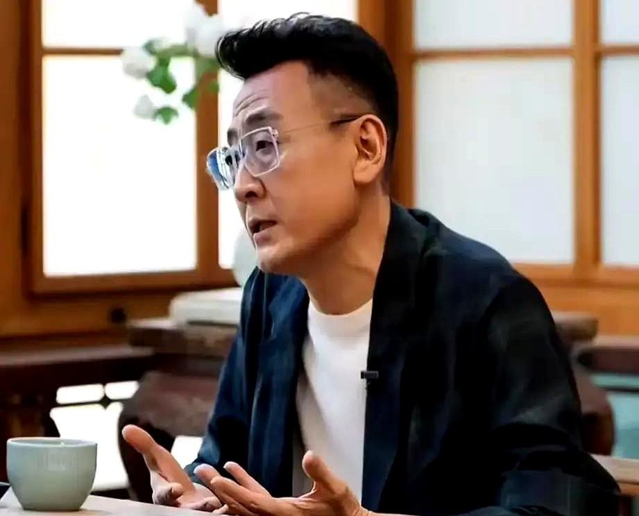 一直以为窦文涛最懂女人，直到Papi酱上了《圆桌派》。

Papi酱聊起童年，说