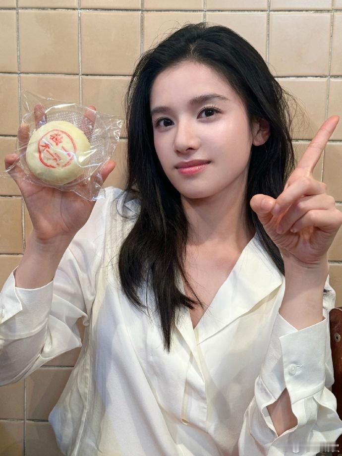 #张婧仪中秋晒独一无二的月饼# ​​​哇，张婧仪的月饼好有创意！她本人更是美若天