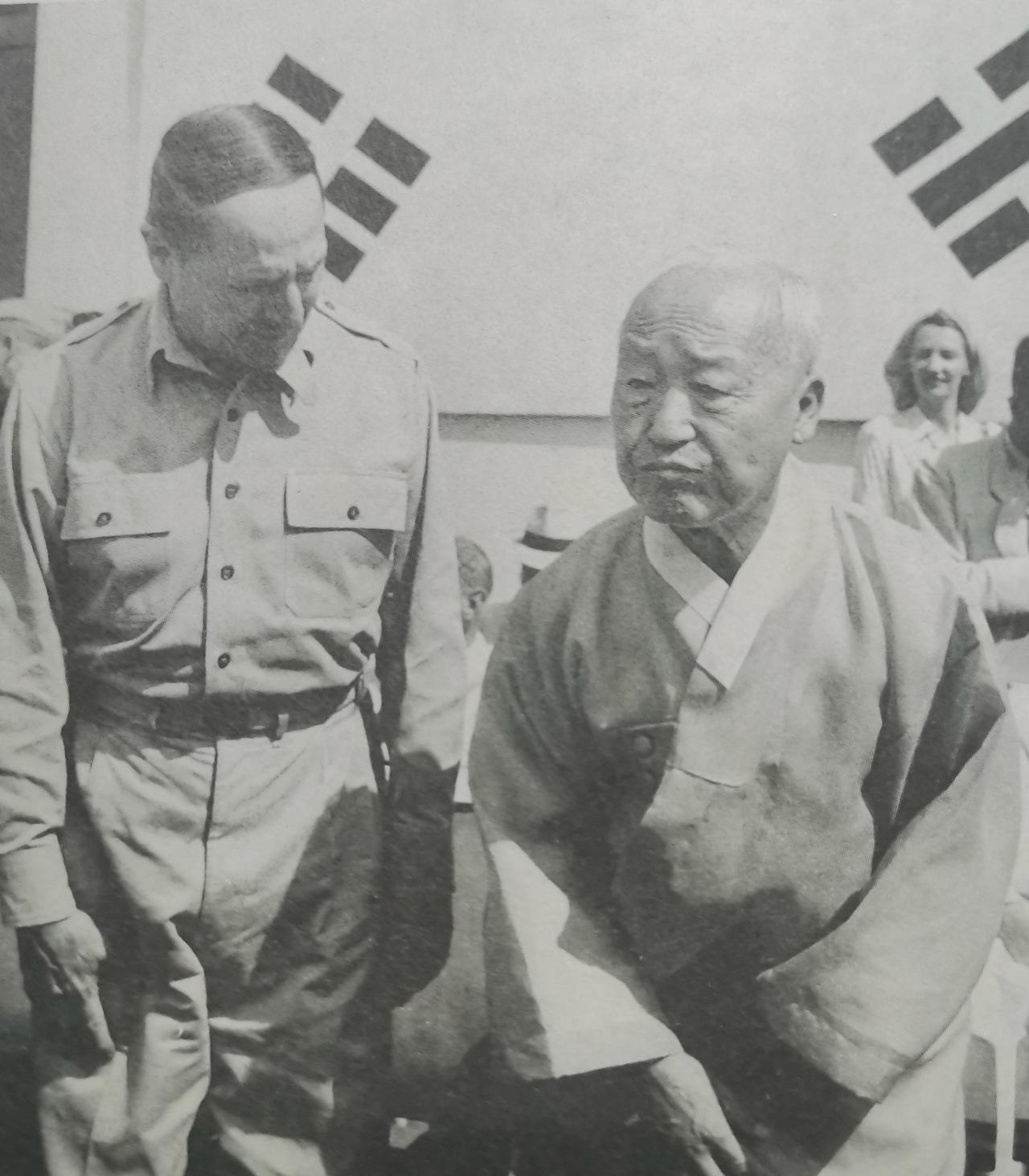 李承晚身着朝鲜传统服装，和远东美军司令麦克阿瑟会面。麦克阿瑟之所以要扶植李承晚成