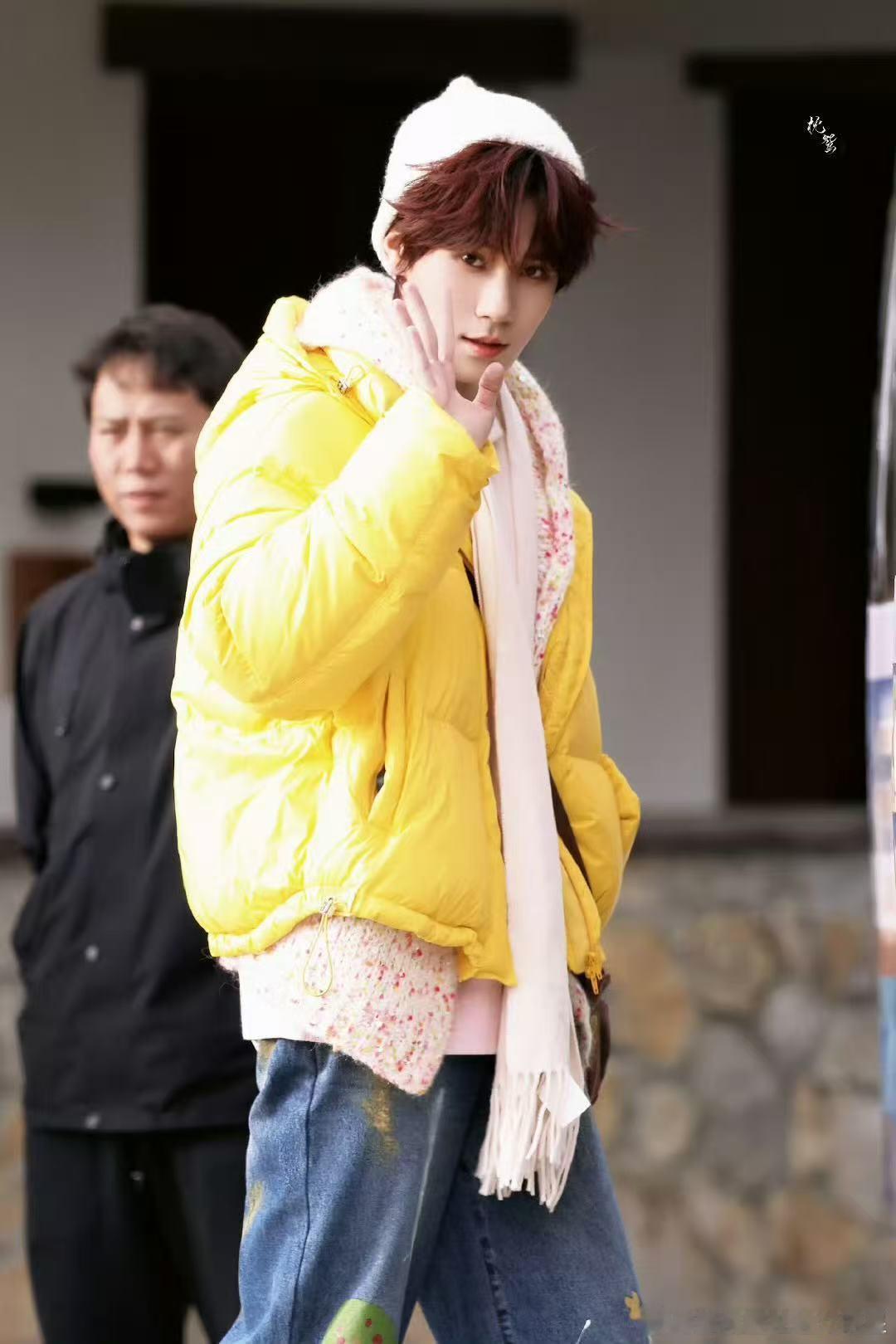 张真源奶黄色羽绒服 ​​​今日份奶黄包真源～这样的萌物我一口一个！ ​​​