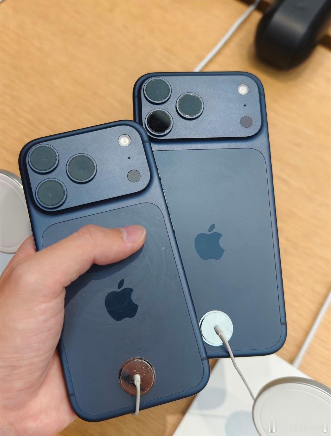 iPhone17系列展示机刮痕原因门店的演示机有刮痕很正常的，很多人体验完就随手