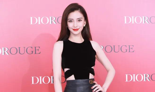 Angelababy 20岁性感写真遭挖，黑色内衣滚床超撩人

Angelaba