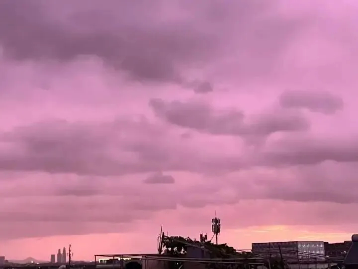 台风霞，她来了…今天苏州的晚霞是粉红色的台风外围会裹挟大量海洋细水汽、海盐微粒输