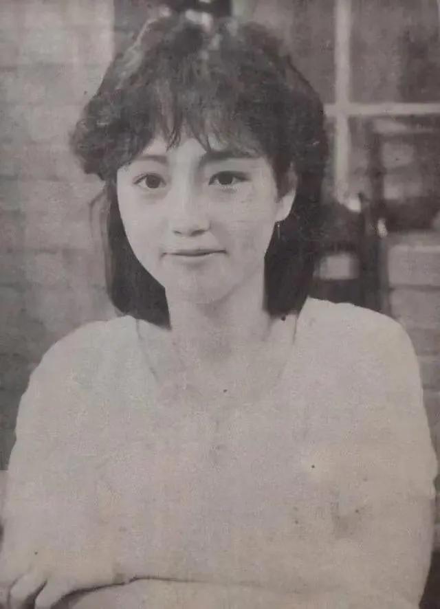 石榴姐年轻时的样子
果然是风华绝代石榴姐[送自己一朵花]