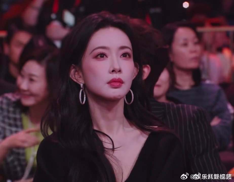 孟子义累到眨眼孟子义快睡着了 昨天晚上拍到了凌晨，晚上都没怎么睡，中午才到真的太