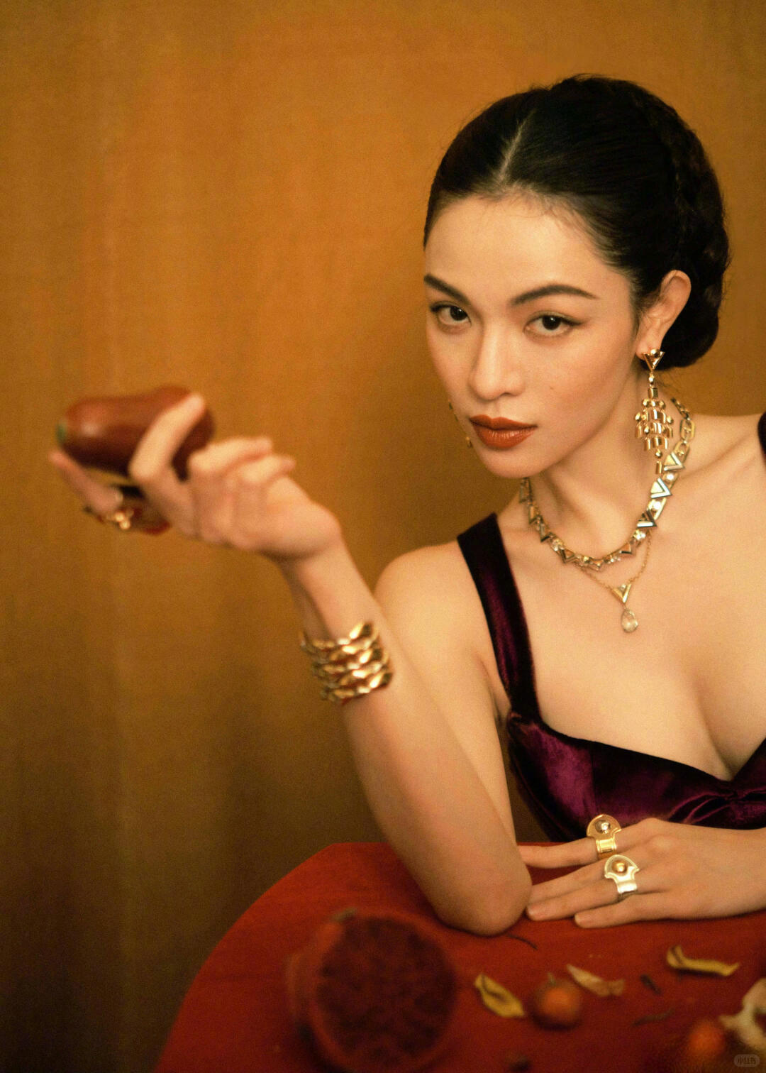 钟楚曦在自己美丽的脸上鼓捣什么呢 谁还没看钟楚曦的春日妆容vlog！从底妆到细节